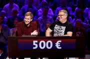 Moderator Kai Pflaume und seine Rateteam-Kapitäne Bernhard Hoëcker und Elton begrüßen in dieser Sendung den Satiriker, Fernsehmoderator und Journalisten Oliver Welke und den Stand-up-Comedian, Kabarettisten und Fernsehmoderator Till Reiners.