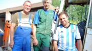 Handwerker-König Ralle (l.), Garten-Guru Ralf Dammasch (M.) und Diplom-Biologe Claus machen sich auf den Weg nach Selb in Oberfranken. Seit einem Jahr wohnen hier zwei Familien in einem gemeinsamen Haus. Der große Garten hinterm Haus blieb während der Renovierungsarbeiten unberührt. Jetzt müssen die Beet-Brüder ran...