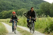 Christian und Rosalie fahren von ihrem Angelausflug nach Hause.