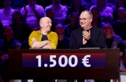 Moderator Kai Pflaume und seine Rateteam-Kapitäne Bernhard Hoëcker (l.) und Elton begrüßen in dieser Sendung den Satiriker, Fernsehmoderator und Journalisten Oliver Welke (r.) und den Stand-up-Comedian, Kabarettisten und Fernsehmoderator Till Reiners.