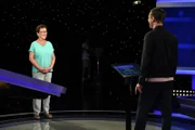 Moderator Alexander Bommes (r.) mit der Kandidatin Regina Rothenberger (l.).