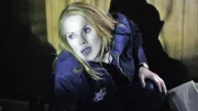 Catherine Willows (Marg Helgenberger) wird attackiert, als sie dabei ist die mysteriöse Krankheit an der bereits eine Reihe von Menschen in Las Vegas nun gestorben sind, zu erforschen.