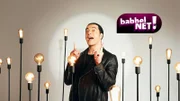 „Babbel Net!“ sagt der Kurpfälzer, wenn jemand kein dummes Zeug reden soll. Und genau davor will Gastgeber Bülent Ceylan sein Publikum weiter bewahren und verrät auch in der zweiten Staffel, was man über die wichtigen Themen des Lebens wissen sollte.