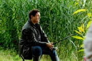 Christian (Francis Fulton Smith) entspannt sich beim Angeln.