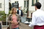 Julia (Sarah Alles, l.) und Gero (Patrick Kalupa, h.) treffen im Schlosscafe auf Heiko (Arne Stephan, r.).
