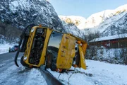 Der Fahrer prallte gegen die Leitplanke und kippte den Lkw auf die Seite. Die vordere Windschutzscheibe ist völlig zertrümmert.