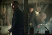Während Captain Vane (Zach McGowan, r.) und Captain Flint (Toby Stephens, l.) einen Plan schmieden, um Nassau zu befreien, sinnt Eleanor nach Rache ...