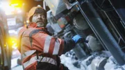 Björn wartet darauf, dass Oerjan die Gurte unter den Lkw schickt, damit sie mit der Rettung fortfahren können.
