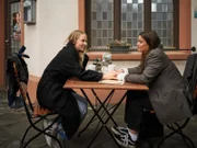 ACHTUNG SPERRFRIST! Die Veröffentlichung dieses Motives ist für alle ONLINE-MEDIEN (außer Programm-Presse) erst ab dem 07.11.2024 frei. Vivien ist erleichtert, dass David angebissen hat. Links Sandra Uhland.