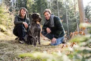 Tobi sucht im Wald mit Försterin Simone einen Baum, um daraus für seinen Kameramann einen Hocker zu drechseln.