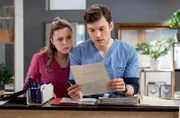 Viktoria (Isabella Krieger, l.) und Florian (Lion Wasczyk, r.) studieren Notizen.