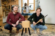Tobi (rechts) drechselt mit Holzkünstler Franz einen Hocker für seinen Kameramann.
