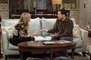 Durch einen Streit mit Walden ist Alan (Jon Cryer, r.) gezwungen, bei ihm auszuziehen. Damit er nicht auf der Straße landet, hofft er, bei Lyndsey (Courtney Thorne-Smith, l.) unterzukommen ...