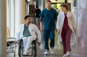 Dr. Mikko Rantala (Luan Gummich, M.) fiebert einer spektakulären Prothesen-OP entgegen, die er mit Dr. Elly Winter (Juliane Fisch, r.) durchzuführen hofft. Auch Dr. Ilay Demir (Tan Caglar, l.) aus der Sachsenklinik ist eigens zu dieser seltenen Operation aus Leipzig an das Johannes-Thal-Klinikum nach Erfurt gekommen.
