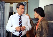 Als Gunter (Hermann Toelcke, l.) von einer Biene gestochen wird, gerät Merles (Anja Franke, r.) Terminplan völlig durcheinander.