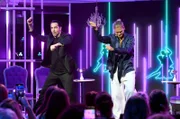 Geben alles: "Let's Dance"-Gewinner Rúrik Gislason und Bülent Ceylan "babbeln net" lange, sondern legen direkt eine kesse Sohle aufs Parkett. Zum Auftakt der dritten Staffel "Babbel net" tanzen sich die beiden rund um die Welt.