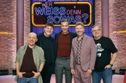 Moderator Kai Pflaume (M.) und seine Rateteam-Kapitäne Bernhard Hoëcker (l.) und Elton (r.) begrüßen in dieser Sendung den Sänger Isaak Guderian (2.v.l.) und den Radio- und Fernsehmoderator Thorsten Schorn (2.v.r.).