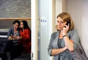 Regina (Christine Wilhelmi, r.) bekommt mit, wie Clemens (Falk-Willy Wild, l.) und Susann (Elisabeth Lanz, M.) öffentlich als Paar auftreten.