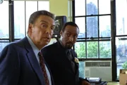 Eine Frau wurde von einem Autodieb erschossen. Die Ermittler Briscoe (Jerry Orbach, li.) und Green (Jesse L. Martin) können den Verbrecher schnell dingfest machen, allerdings stoßen sie im Kofferraum des gestohlenen Wagens auf einen brisanten Fund, der sie zu einem weiteren Mörder führt...