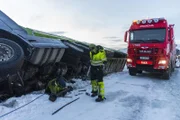 Thord und Terje arbeiten daran, den Lkw für den Abtransport vorzubereiten.