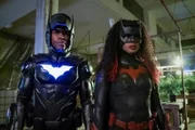 Batwing (Camrus Johnson, l.); Batwoman (Javicia Leslie, r.)