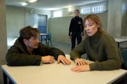 Jonas Lindberg möchte wissen, warum die Reporterin Heike Wüsthof beharrlich schweigt.