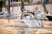 Das Ende einer Ära: Paul (Daniel Roesner) verabschiedet sich. Er hat den Dienst quitiert und sticht mit seinem demenzkranken Vater (Michael Brandner, sitzend) auf einem Segelboot in See, um noch soviel Zeit wie möglich mit ihm verbringen zu können.