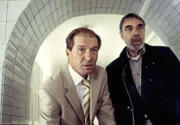 Dr. Reinhard Fährmann und Prof. Georg Baumgart machen sich Sorgen um Robbe Olli, Neuzugang des Leipziger Zoos.