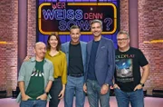 Moderator Kai Pflaume und seine Rateteam-Kapitäne Bernhard Hoëcker und Elton begrüßen Ingo Zamperoni und Hannah Emde.