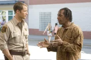 Carter (Colin Ferguson) und Henry (Joe Morton) bei der Befreiung von Beverly.