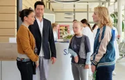 Laura Schütz (Lale Andrä, 2.v.re.) hat eine Arm-Fehlstellung und hat mit ihrer Mutter Valerie (Anja Gräfenstein, re.) eine regelrechte Odyssee der Ärzte durch.