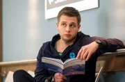 Assistenzarzt Mikko Rantala (Luan Gummich) ist es leid, selbst Patient zu sein.