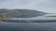 Der Wissenschaftler Justin Gwynn fährt über eine Brücke am Rande von Tromso, einer Stadt oberhalb des Polarkreises in Nordnorwegen.