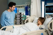 Der frischverliebte Dennis Böhme besucht seine Freundin Isabelle Rebers im Krankenhaus.