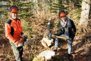 Tobi (rechts) fällt mit Waldarbeiter Wolfi einen Baum.