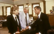 Kochbuchautor Christopher Hoyt (Roddy McDowall, re.) wird von Charlene (Linda Purl) und Matlock (Andy Griffith, Mi.) befragt.