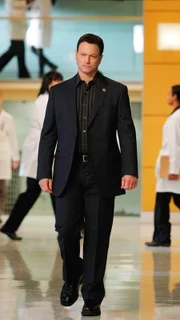 Nur der pure Zufall bewahrt Mac Taylor (Gary Sinise) bei seinem letzten Einsatz vor dem sicheren Tod. Durch dieses Erlebnis, sichtlich nachdenklich gestimmt, ist er entschlossen, sich einem ungelösten Fall zuzuwenden.