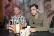 Nihat (Timur Ülker) erkennt, wie zornig Paul (Niklas Osterloh) auf Carlos ist.