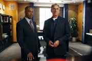 Werden mit einem neuen Fall beauftragt: Vance (Rocky Carroll, l.) und Gibbs (Mark Harmon, r.) ...