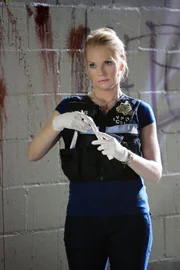 Ein junger Mann wurde überfallen. Am Tatort sichert Catherine (Marg Helgenberger) Spuren, die die Ermittler auf eine weitere Straftat stoßen lassen.