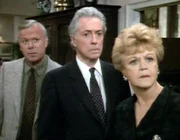 Lt. Moynihan (Kevin Tighe, li), Jerome Ashcroft (Farley Granger, mi.) und Jessica Fletcher (Angela Lansbury) versuchen gemeinsam den Mörder des Vermögensberaters Philip Royce ausfindig zu machen.