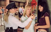 Annabelles Verschwinden bedeutet für Annika (Sylwia von Wildburg, Mi.) und Ginger (Nadine Warmuth, re.), dass sie ihre Anträge auf Freigang vorerst vergessen können. Dies und der akute Zigarettenmangel lassen Annikas Laune rapide sinken. Ginger will ihrer Freundin helfen und geht dafür jedes Risiko ein. Prompt werden die beiden von Daniela (Corinna A. Horn) erwischt.