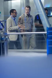 Dr. Michael Clark (Eugene Byrd, l.) wird nach Eureka geschickt, um zu überprüfen, ob bei General Dynamics alles reibungslos läuft. Jack (Colin Ferguson, r.) versucht sich und die Bewohner von der besten Seite zu zeigen ...