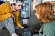 Felix "Einstein" Winterberg (Tom Beck, l.); Elena Lange (Annika Ernst, r.)
