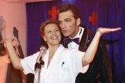"Tag der offenen Tür" im Krankenhaus. Nikola (Mariele Millowitsch) und Schmidt (Walter Sittler) begeistern das Publikum mit einem mehr oder weniger spontanen Auftritt.