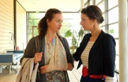 Dr. Maria Weber (Annett Renneberg) hat einen Gospel-Chor im Park gelauscht, als Alma Bachmann (Monika Oschek) plötzlich mit Schwindel zusammenbricht. Alma versucht ihren Zustand herunterzuspielen, doch Maria besteht auf eine Untersuchung in der Sachsenklinik. Almas Arm ist mit Sicherheit gebrochen, doch was ist der Grund für den Schwindel?