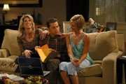 Alan (Jon Cryer, M.) fällt Gloria (Christine Dunford, l.) und Brooke (Tricia O'Kelley, r.) zum Opfer ...