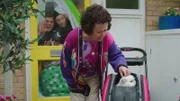 Frau Hobbs (Angela Curran) streichelt ihren Schorsch, während die Brockmann-Bells vergeblich versuchen, aus ihrer verbarrikadierten Haustier herauszukommen.