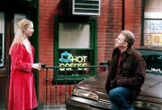 Lisa Kudrow als Phoebe (l.) und der richtiger Polizist