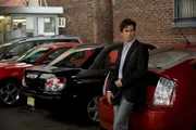 Neal (Matt Bomer) gibt sich als reicher Kunstsammler "Mr. Devore" aus und hat einen Termin mit dem Franzosen Dorsett vereinbart, der das gestohlene Bild in der Kunstszene zum Verkauf anbietet.